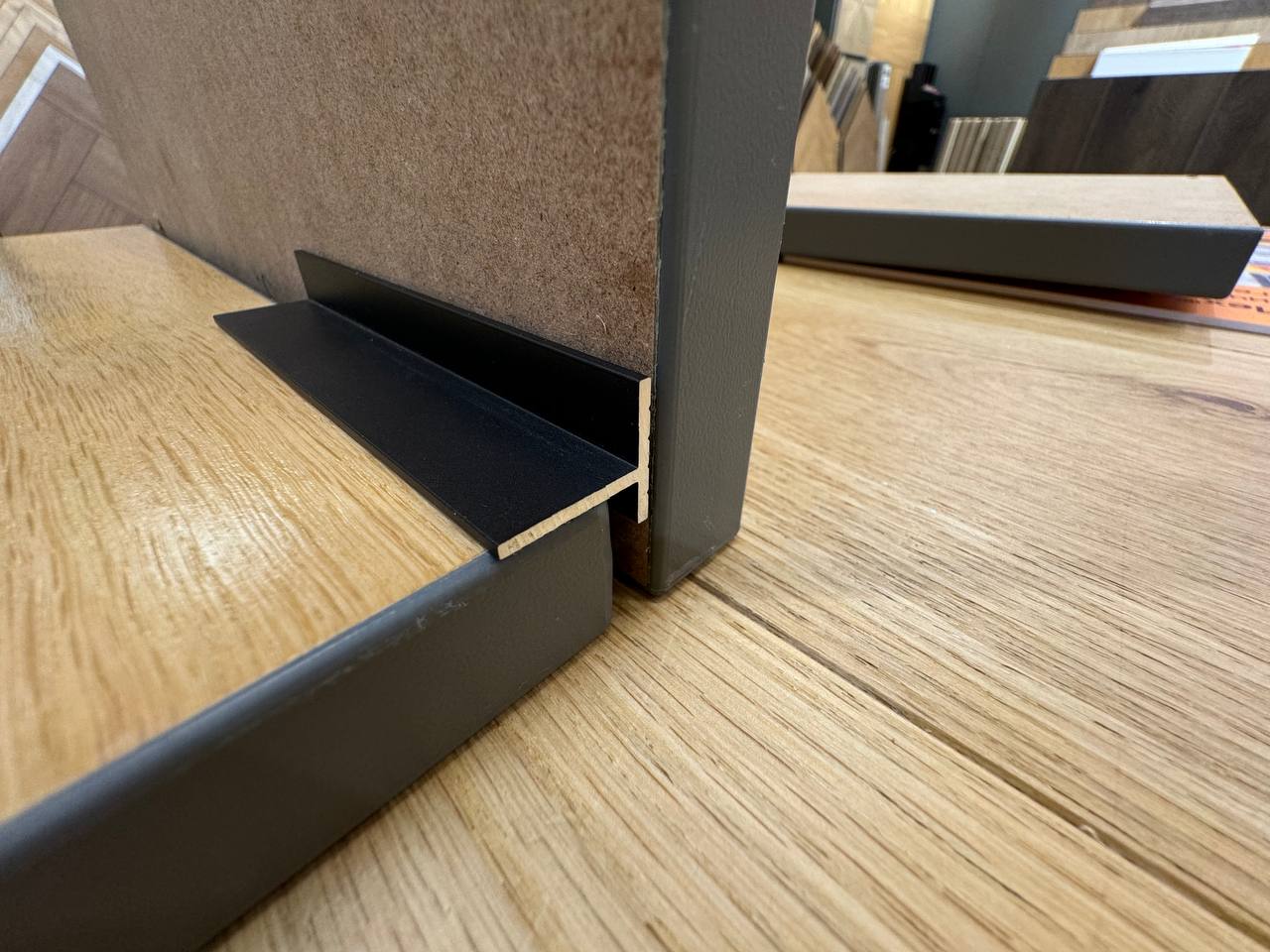 Микроплинтус алюминиевый Modern Decor черный 2000×10×18